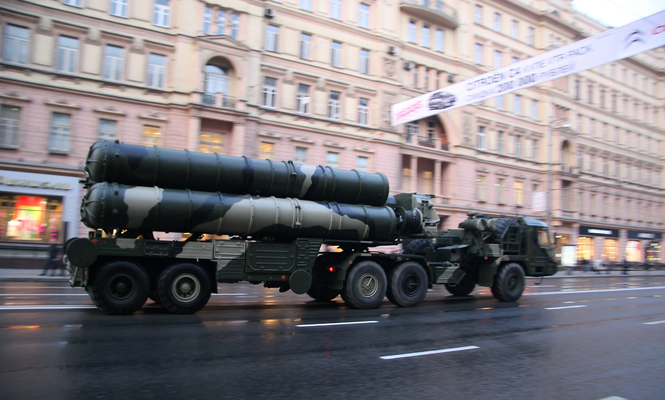 S-400_Triumf_SAM_-_rehearsal_for_2009_VD_parade_in_Moscow_-07