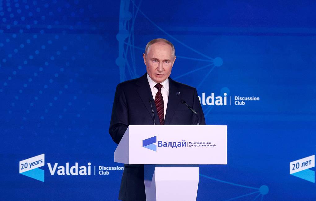 O Πρόεδρος Πούτιν στον Δημήτρη Κωνσταντακόπουλο για τη σχεδιασμένη οικονομία, την Κίνα, το ευρώ και την ελληνική κρίση, την ΕΕ